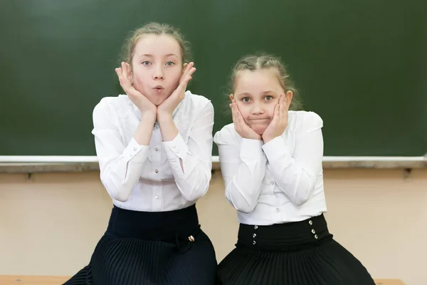 Skol Flickvänner Kul Klassrummet Skolan Vid Sommaruppehållet Göra Roliga Ansikten — Stockfoto