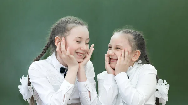 Uczennice Dziewczyny Bawią Się Klasie Szkoły Wnęce Zrobić Śmieszne Twarze — Zdjęcie stockowe