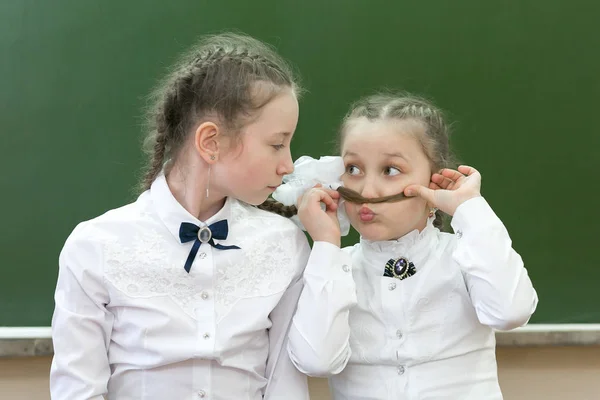 Adolescentes Escuela Están Bromeando Entre Dos Hermanas Escuela Ríen Escuela —  Fotos de Stock