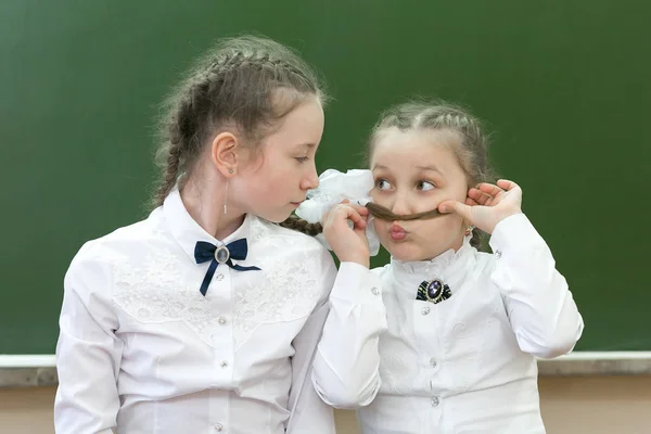 Nastoletnie Dziewczyny Szkole Dabbling Żartując Sobą Dwie Siostry Szkole Śmieją — Zdjęcie stockowe