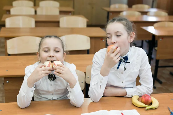 Dos colegialas, una de ellas vegetariana . —  Fotos de Stock