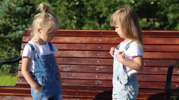 Twee Kleine Meisjes Ontmoeten Elkaar Straat Ontmoeting Twee Meisjes Jaar — Stockvideo