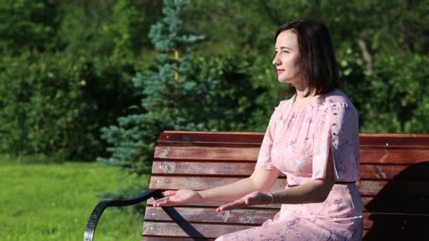 Een Jonge Vrouw Omarmt Kussen Haar Kleine Dochter Zittend Een — Stockvideo