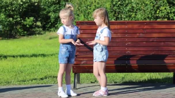 Встреча Двумя Девушками Лет Парке Две Маленькие Девочки Встречаются Улице — стоковое видео
