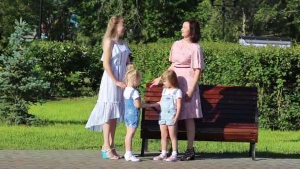 Duas Mulheres Com Crianças Pequenas Rua Mulheres Amigas Anos Idade — Vídeo de Stock