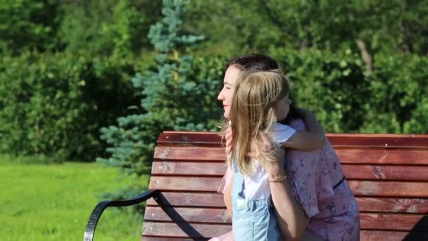 Moeder Gelukkig Knuffels Haar Dochter Die Heeft Lopen Naar Haar — Stockvideo