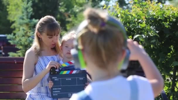 Child Blogger Schiet Moeder Zus Zijn Kanaal Het Internet Kinderen — Stockvideo