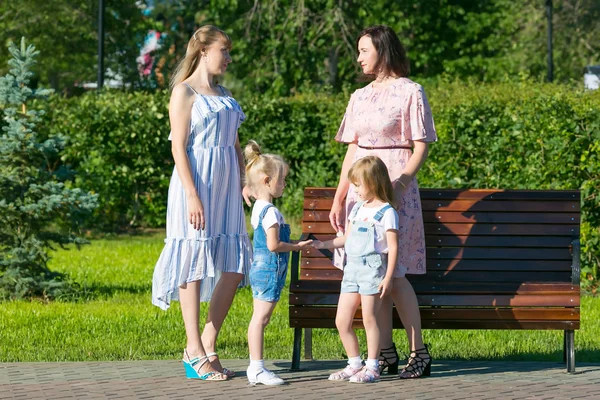 Zwei Frauen Mit Kleinen Kindern Auf Der Straße Freundinnen Alter — Stockfoto