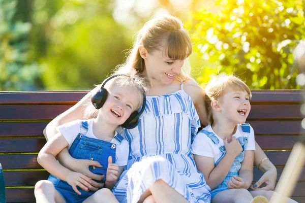 Mutter Und Zwei Kleine Töchter Sitzen Lachend Eine Junge Frau — Stockfoto
