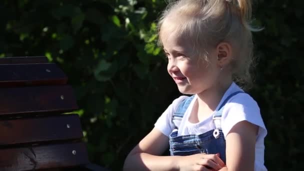 Kleines Mädchen Alter Von Jahren Jeanskleidung Nahaufnahme Porträt Eines Sonnigen — Stockvideo