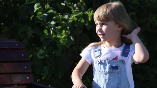 Lány Óvodától Háttérben Bokrok Kislány Éves Farmer Ruhák Közeli Portré — Stock videók