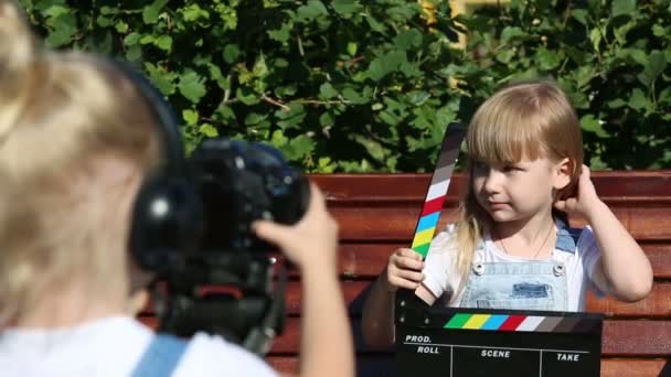 Дети Фотографиями Городском Парке Девушки Лет Снимают Видео Фотоаппарате Играют — стоковое видео