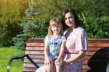 Anne kızını kucağına koydu..