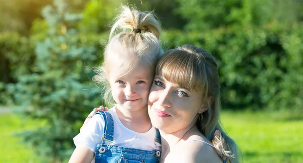 Porträt einer jungen Mutter mit Baby. — Stockfoto