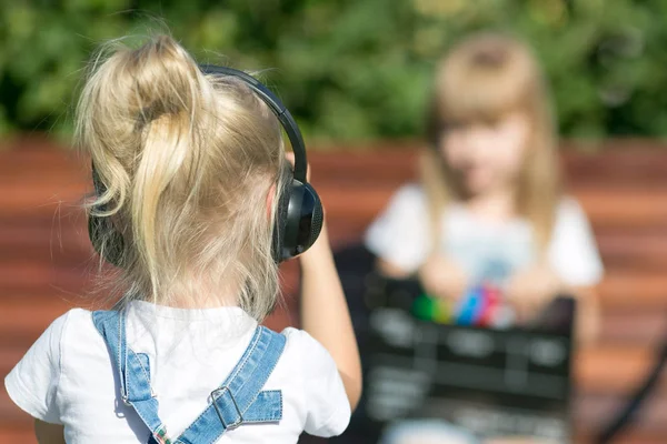 Kleine Mädchen nehmen Videoblog mit der Kamera auf — Stockfoto