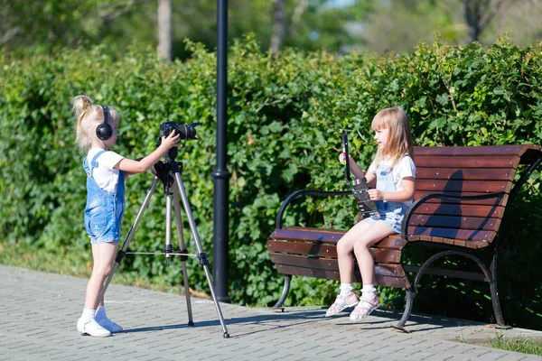 도시 공원에서 사진 과 어린이 — 스톡 사진