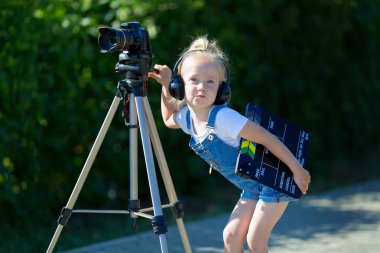 Bir kamera ve bir tripod ile Çocuk acemi video blogger.