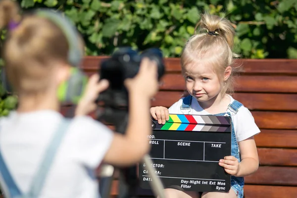 Kinder mit Foto im Stadtpark — Stockfoto