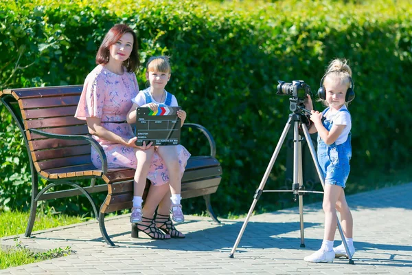 Mutter und Tochter bei den Dreharbeiten zum Video. — Stockfoto