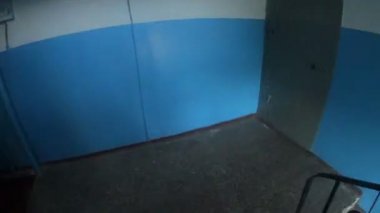 Merdivenlerde hızlı iniş. Çok katlı bir binanın merdivenlerinden yüksek hızda iniyoruz..