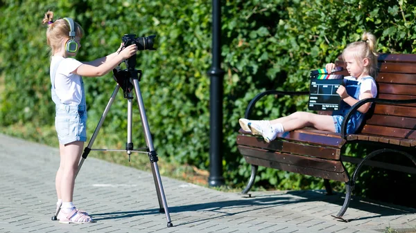 Children Photo Appart City Park Two Girls Street Make Video — Stock Photo, Image