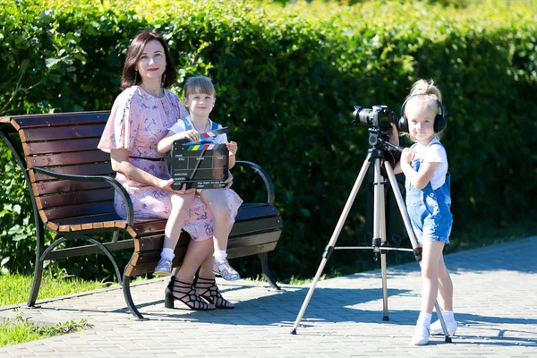 Les Enfants Avec Leur Mère Jouent Avec Caméra Dans Parc — Photo