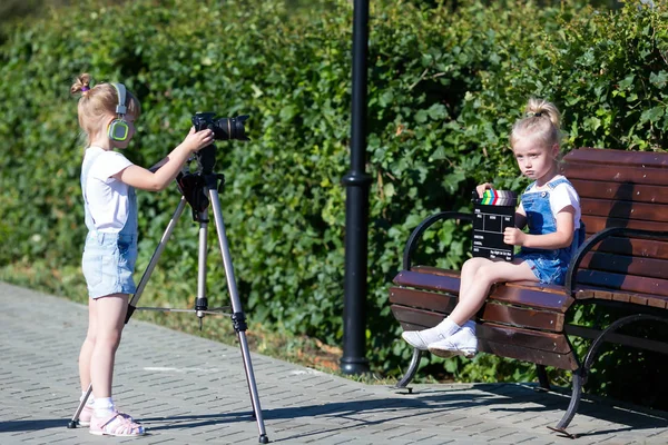 공원에서 Appart와 어린이 거리에서 여자는 비디오 인터넷을 만들고 카메라에 비디오 — 스톡 사진