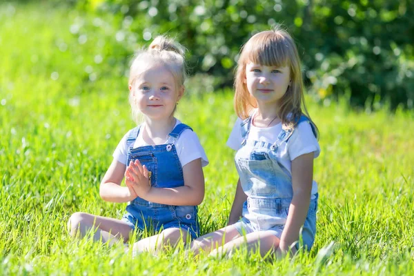 Две Маленькие Девочки Занимаются Спортивной Йогой Траве Городском Парке Девушка — стоковое фото