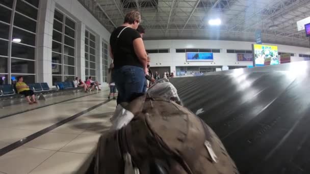 アンタルヤ トルコ 209 飛行機からの手荷物の会議 空港で荷物のスーツケースやバッグを満たす人 — ストック動画