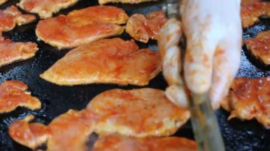 Otelin geniş tavada et parçaları pişirilir. Biftek et ateşte kızarmış. Bir restoranda aşçı tarafından yemek pişirme