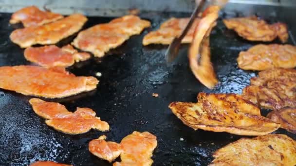 Pezzi Carne Vengono Cotti Ampia Padella Dell Hotel Carne Bistecca — Video Stock