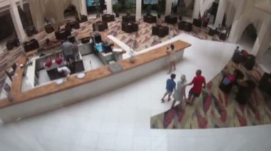 Manavgat, Türkiye 07.20.2019 Asansör otel. Editoryal Otelin en üst katında yolcu asansördeki artış.
