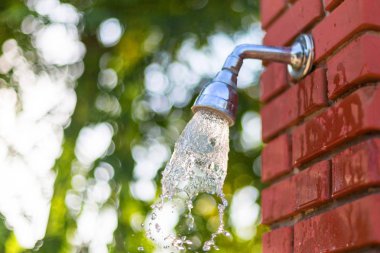 Güneşte duştan bir su akışı.