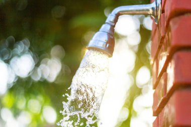 Güneşte duştan bir su akışı.