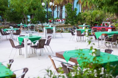 Otelin yaz restoranının boş masaları.