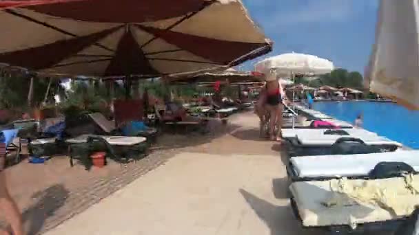 Manavgat Turkije Juli 2019 Rond Lopen Het Hotel Buitenzwembad Versnelde — Stockvideo