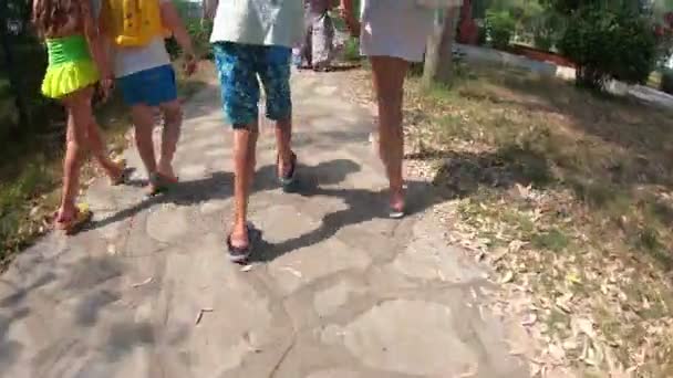 Bebé Pernas Curtas Está Andar Com Amigos Menino Com Doença — Vídeo de Stock