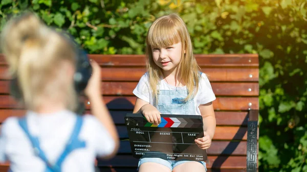 Little girls record a video blog on the camera — Stock Photo, Image