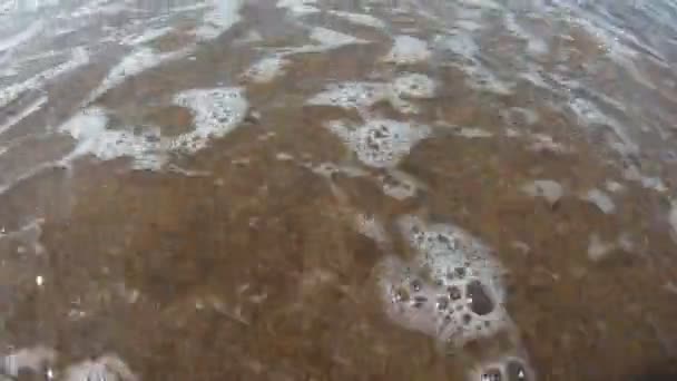 Κύματα Πλένουν Την Αμμώδη Παραλία Θαλάσσια Κύματα Ένα Μετά Άλλο — Αρχείο Βίντεο