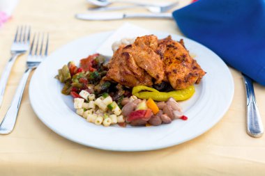 Otelde akşam yemeği için yemek tabağı.