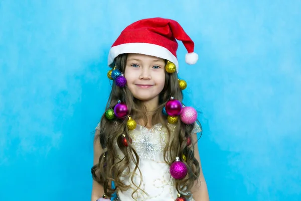 Dívka s vánočními dekoracemi na hlavě. — Stock fotografie