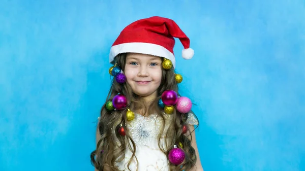 Dívka s vánočními dekoracemi na hlavě. — Stock fotografie