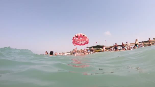 土耳其马纳夫加特 2019年7月10日 人们在沙滩上放松的视频第一人称视频 一个人在海里游泳 看着游客在岸上休息 — 图库视频影像