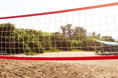 Turist plajında voleybol ağı.