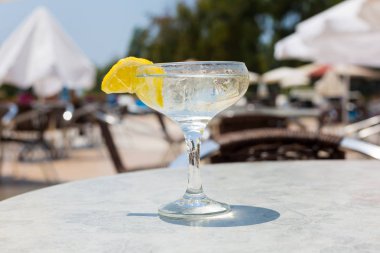 Alkollü kokteyl ve limon ile şarap bardağı.