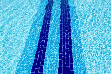 Berrak su ile havuzun alt.