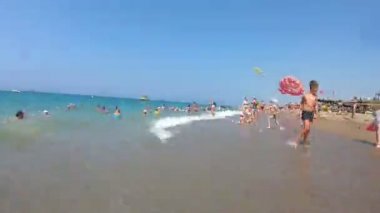 Manavgat, Türkiye 10 Temmuz 2019: Sahilde dinlenen insanların hızlandırılmış videosu. Video deniz plajı ve turistlerin tropikal bir ülkede dinlenme hızlı hızda.