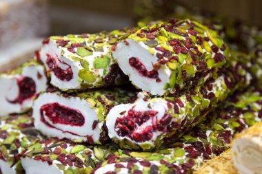 Tezgahta oryantal pasta.