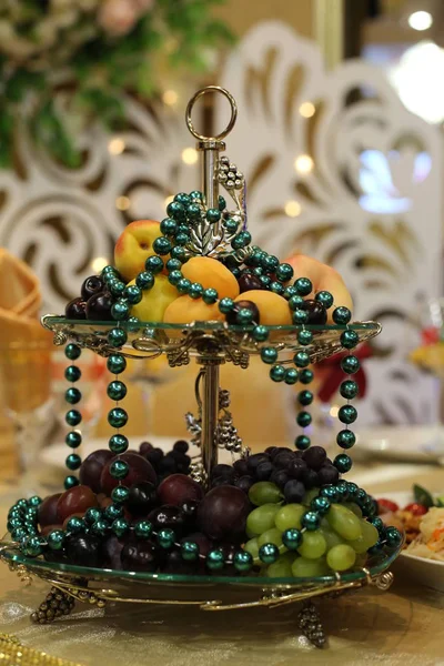 Glasskål med frukt och pärlor. — Stockfoto
