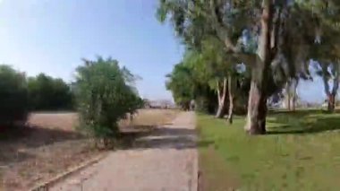 Manavgat, Türkiye, 13 Temmuz 2019: Denize giden yolun hızlandırılmış videosu. Hızlı birinci şahıs video, otelden plaja kadar tüm yol.